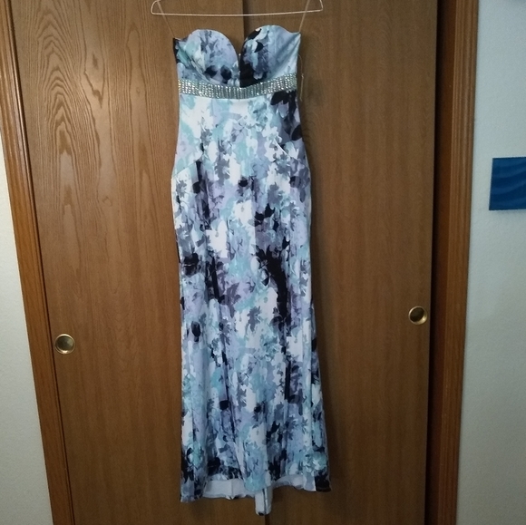 Windsor Long Formal Prom Gown - Picture 1 of 7